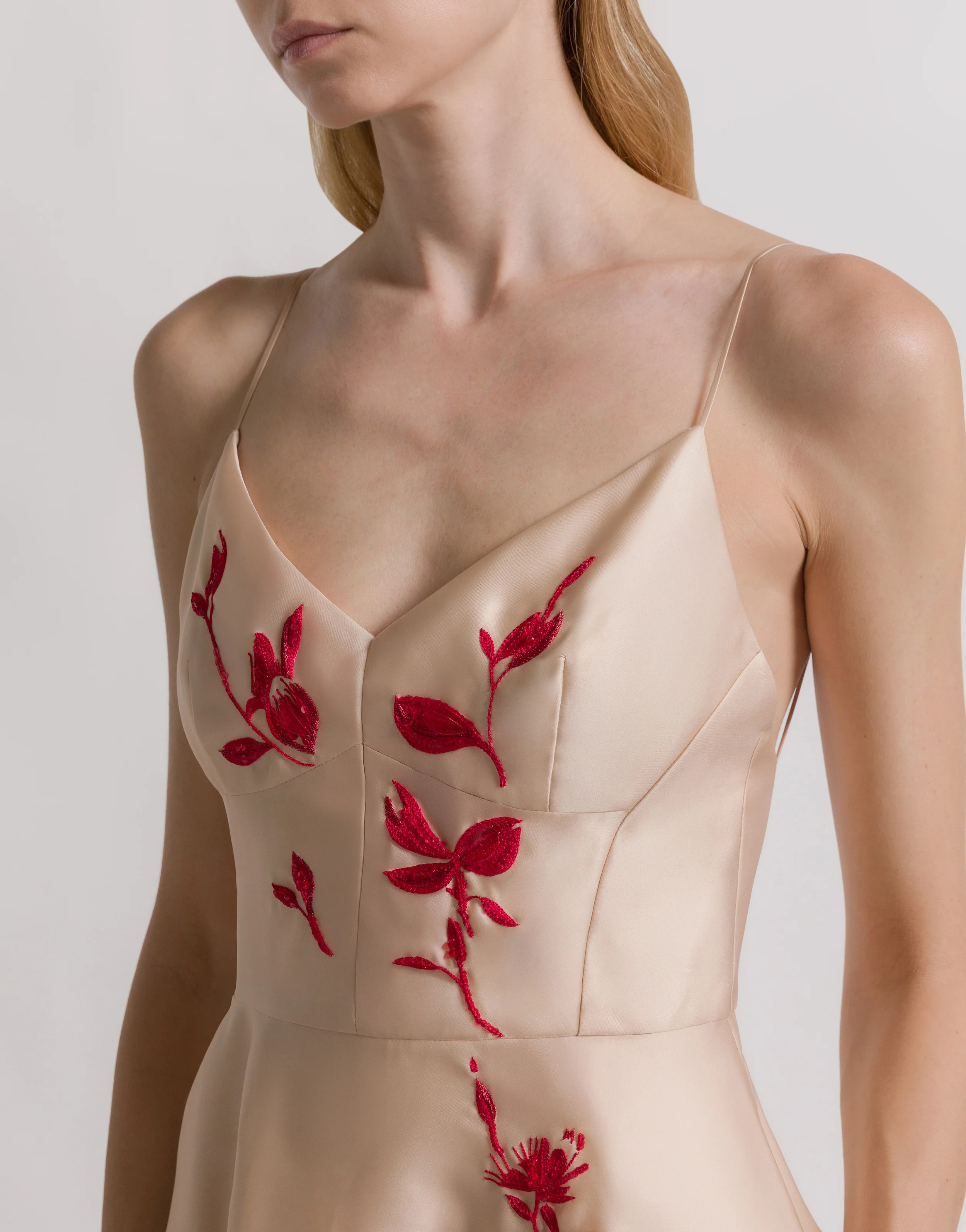 Abito in organza di seta con ricami floreali - Image 4