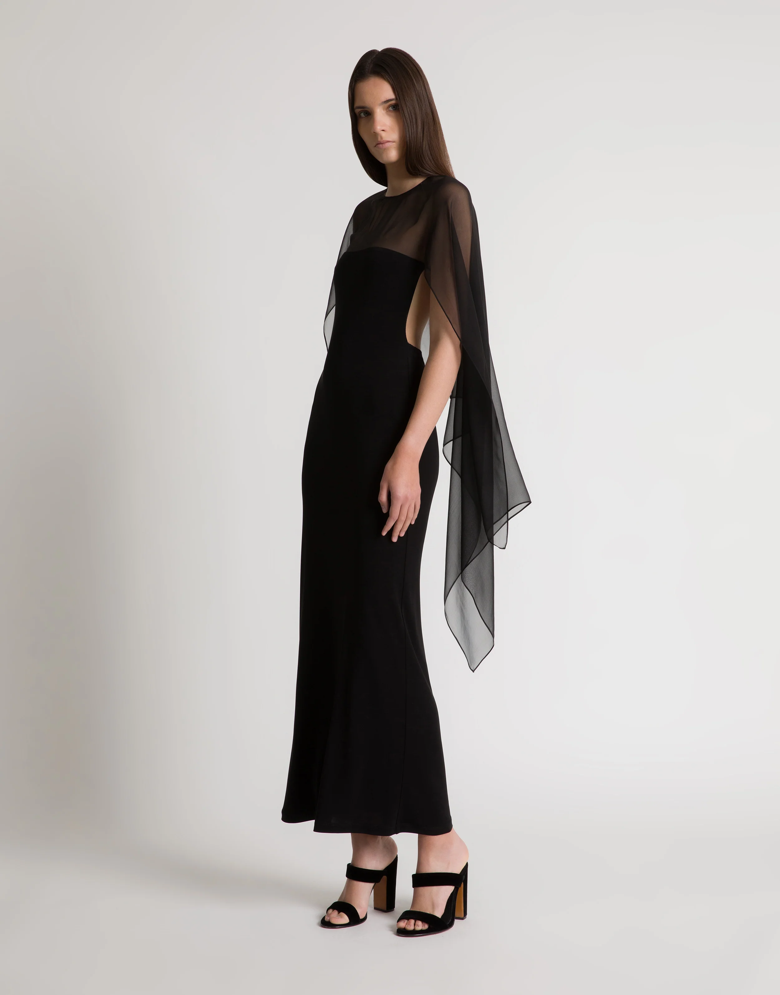 Abito lungo con maniche in chiffon