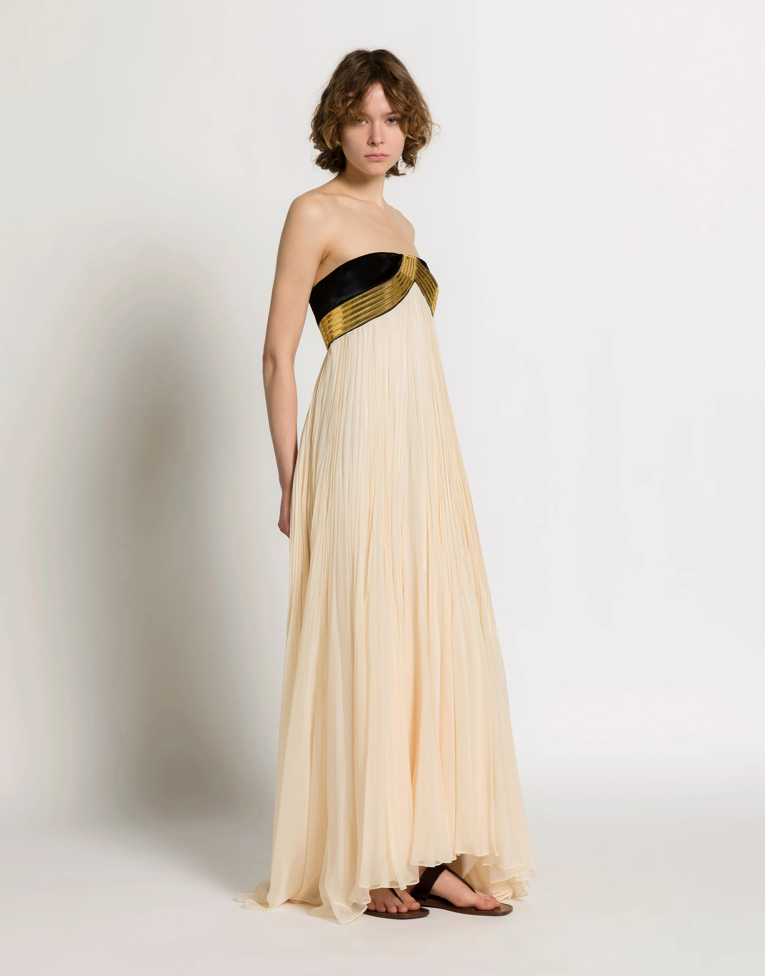 Abito lungo in chiffon plissé con ricami metallici
