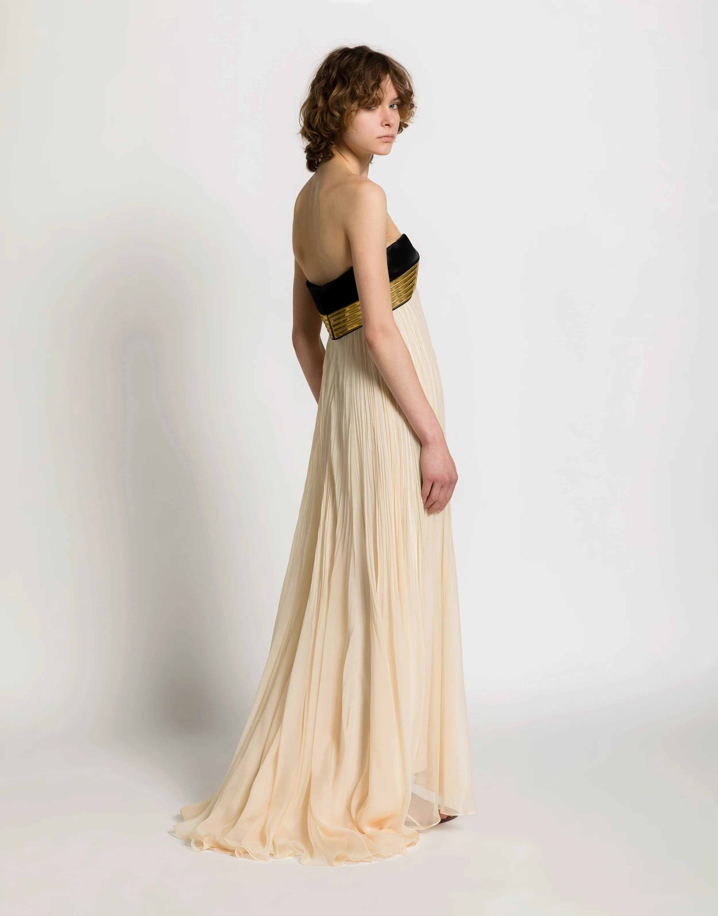 Abito lungo in chiffon plissé con ricami metallici - Image 2