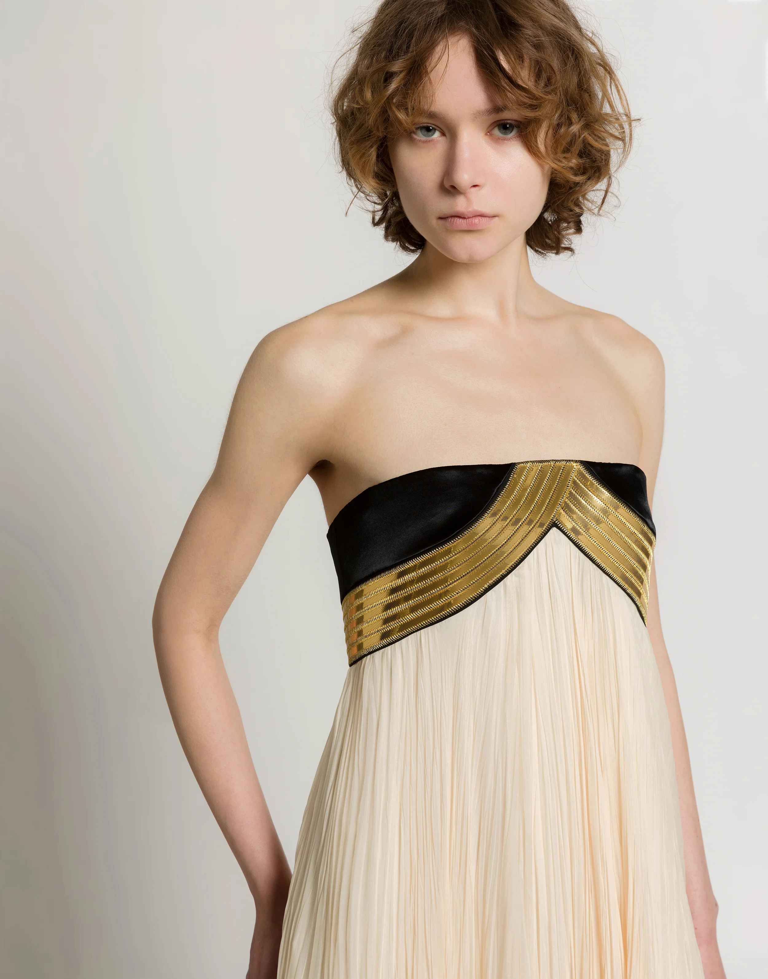 Abito lungo in chiffon plissé con ricami metallici - Image 3