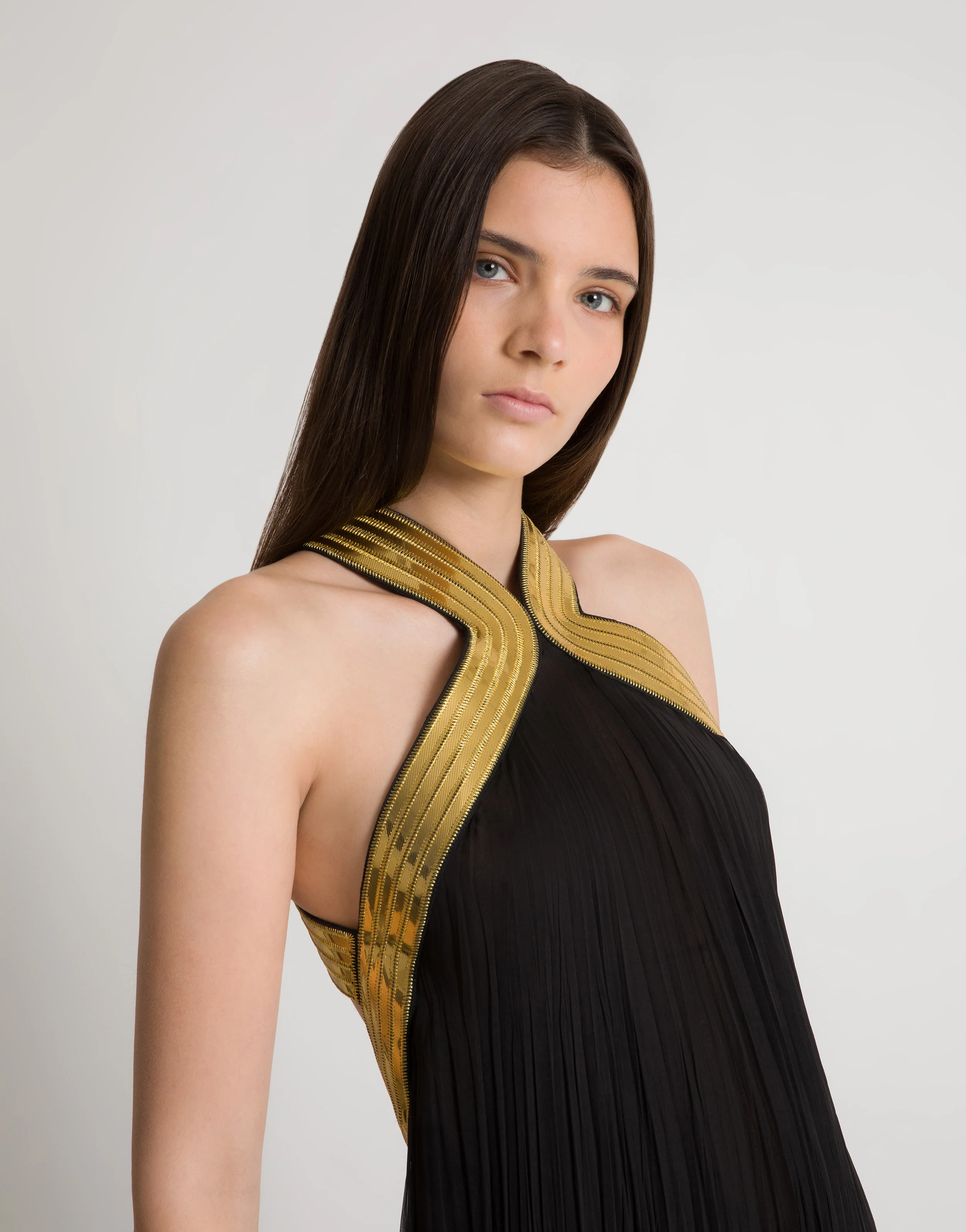 Abito lungo in chiffon plissé con ricami metallici - Image 4