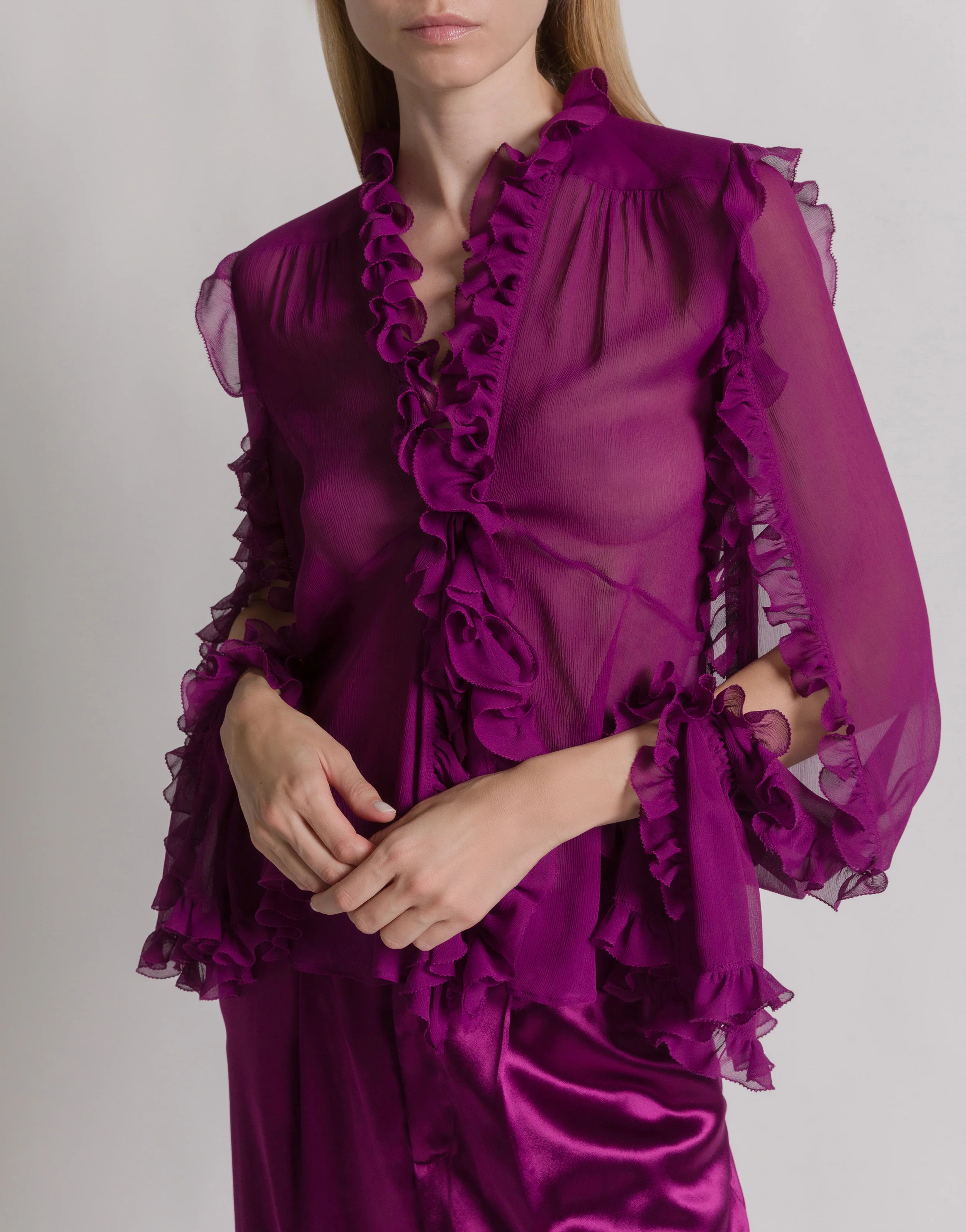 Blusa in crêponne di seta con volant - Image 4