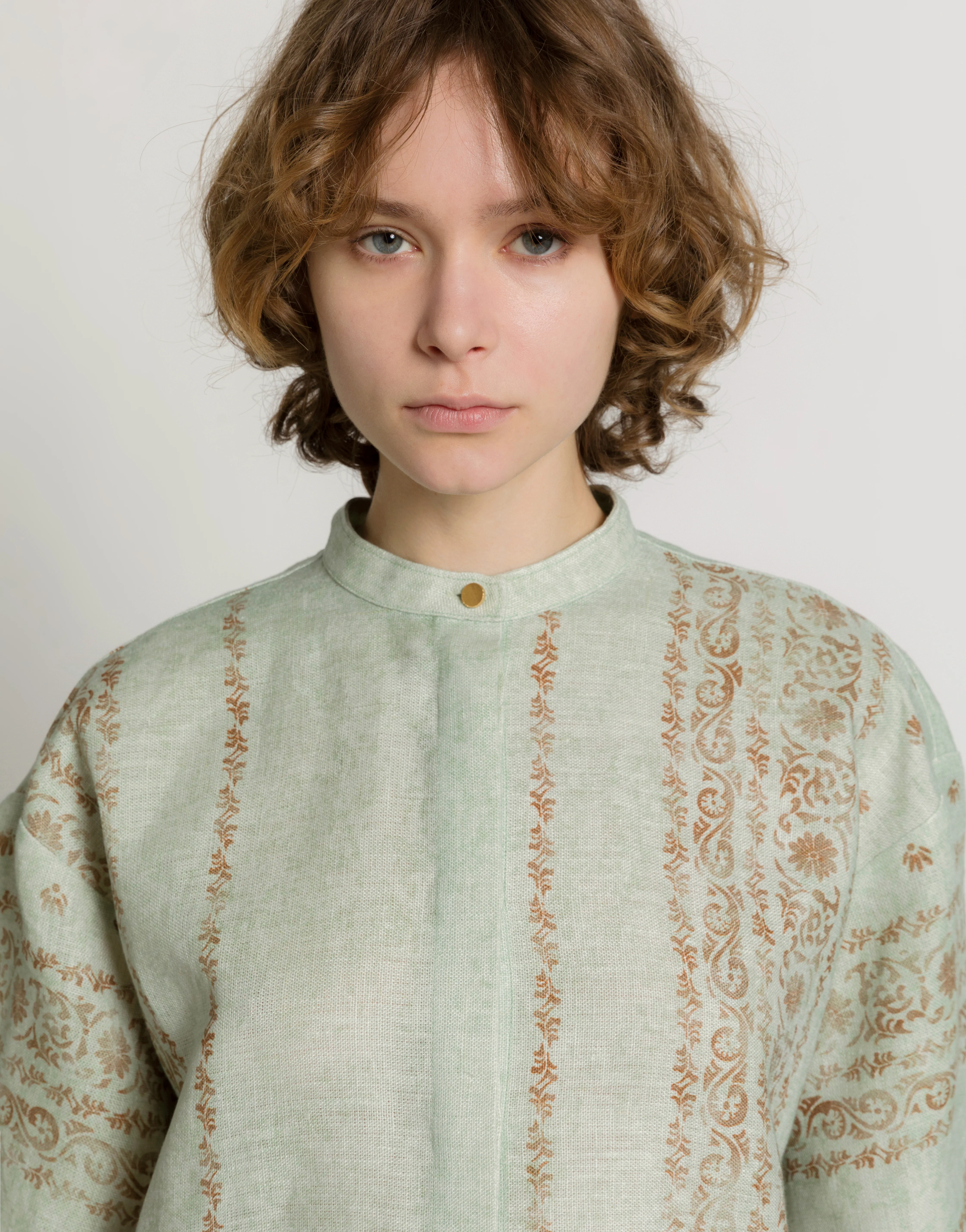 Camicia in lino stampato con collo alla coreana - Image 4