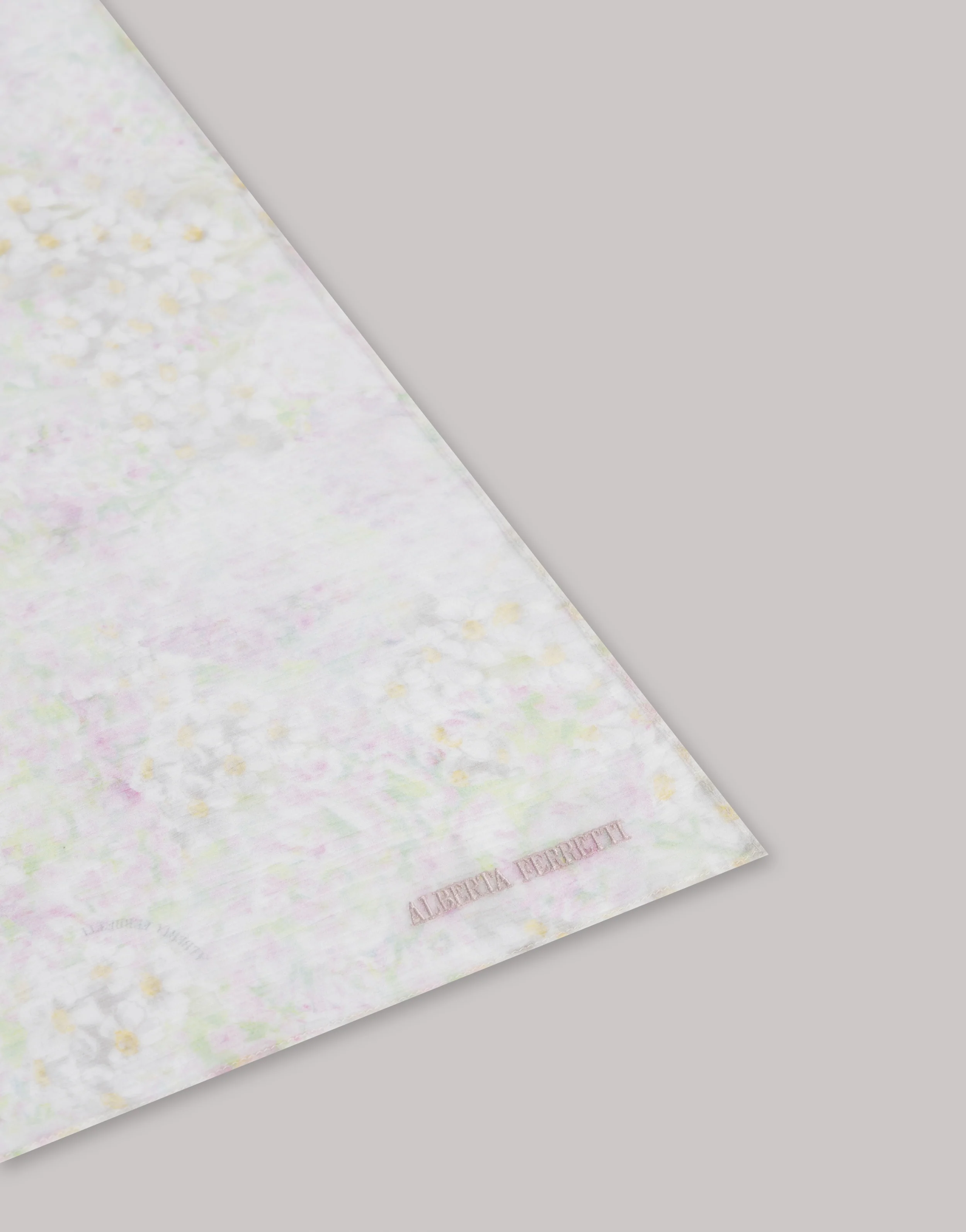 Foulard in chiffon con stampa a petali - Image 3
