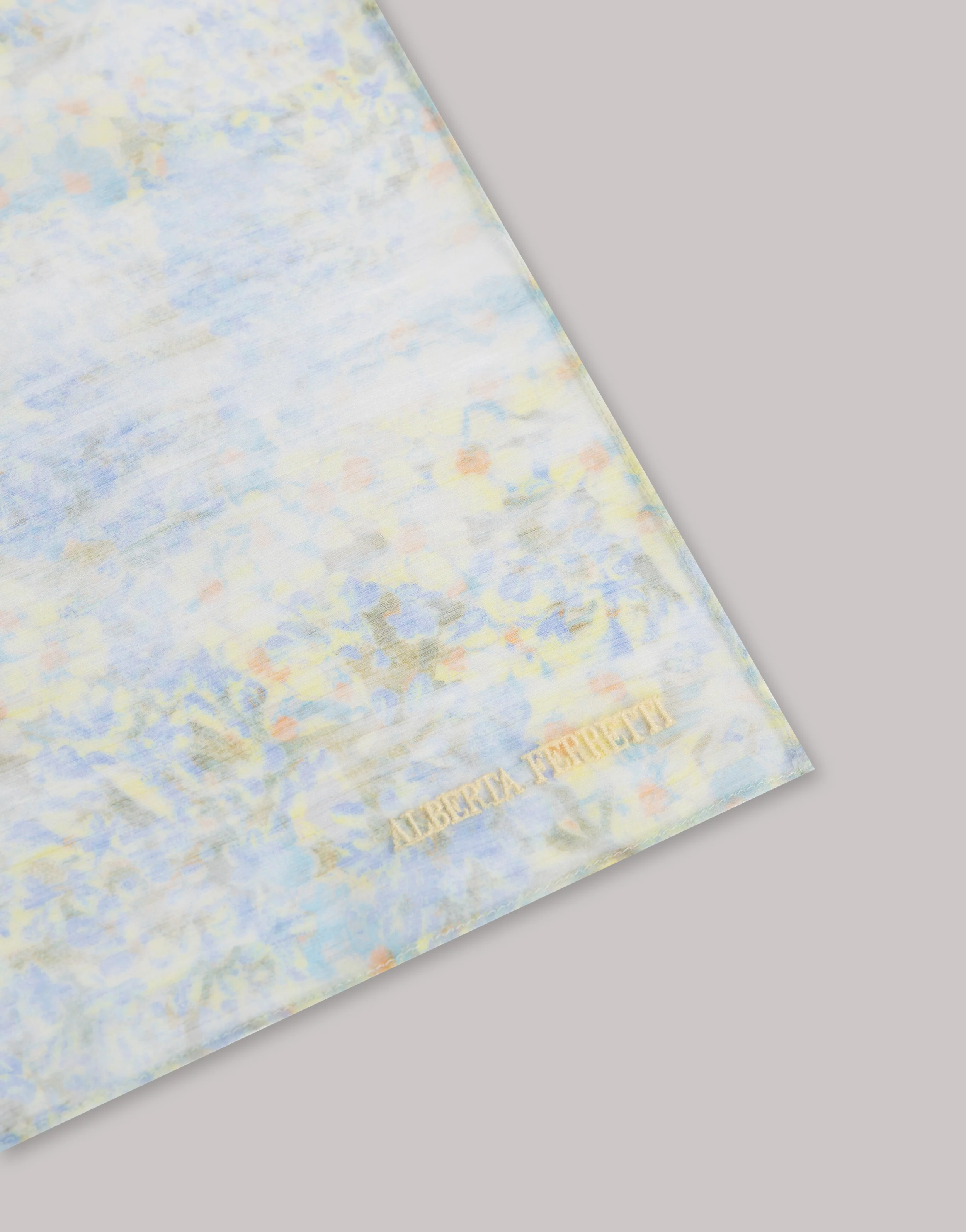 Foulard in chiffon con stampa a petali - Image 3