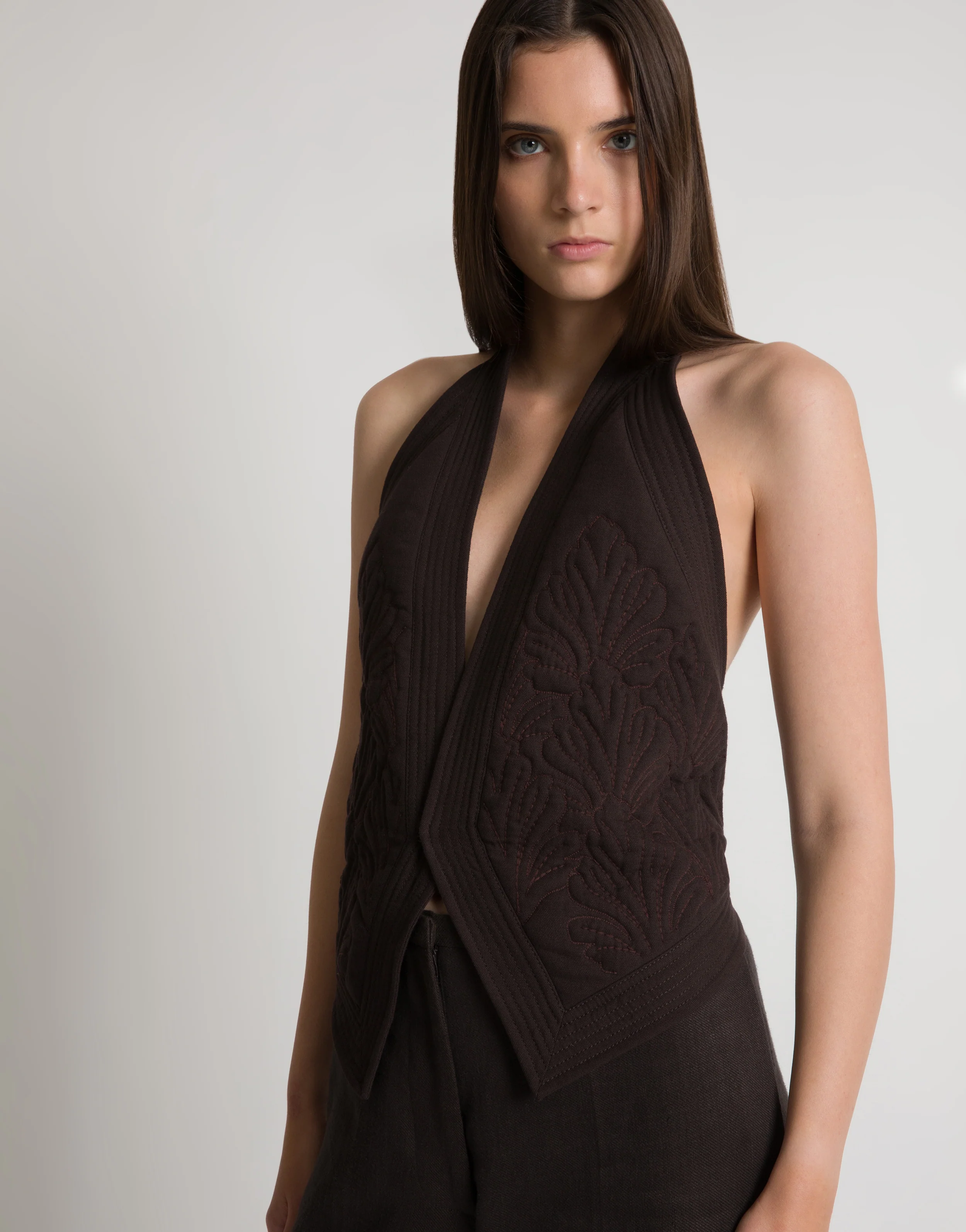 Gilet ricamato con schiena scoperta