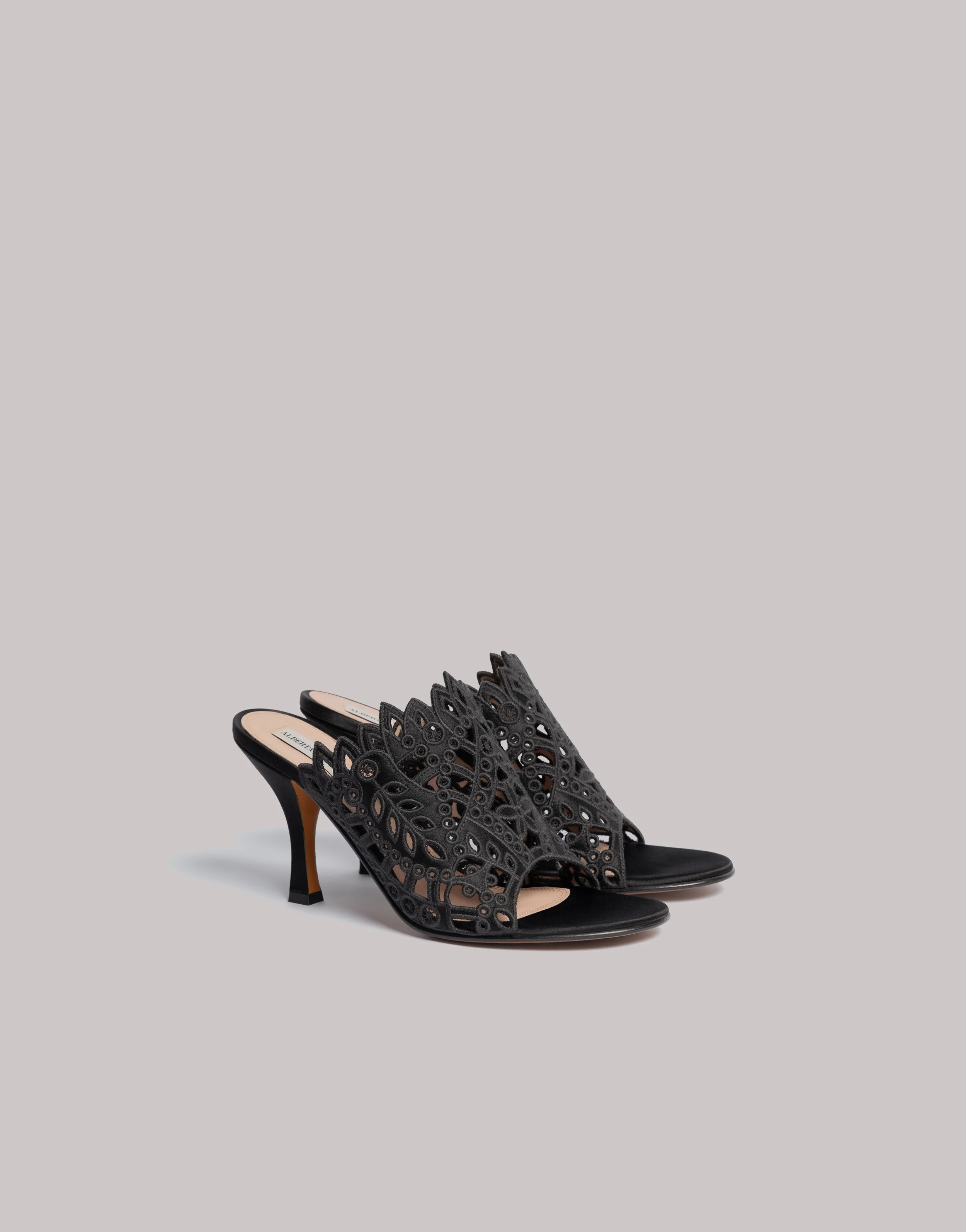 Mules in raso con broderie anglaise