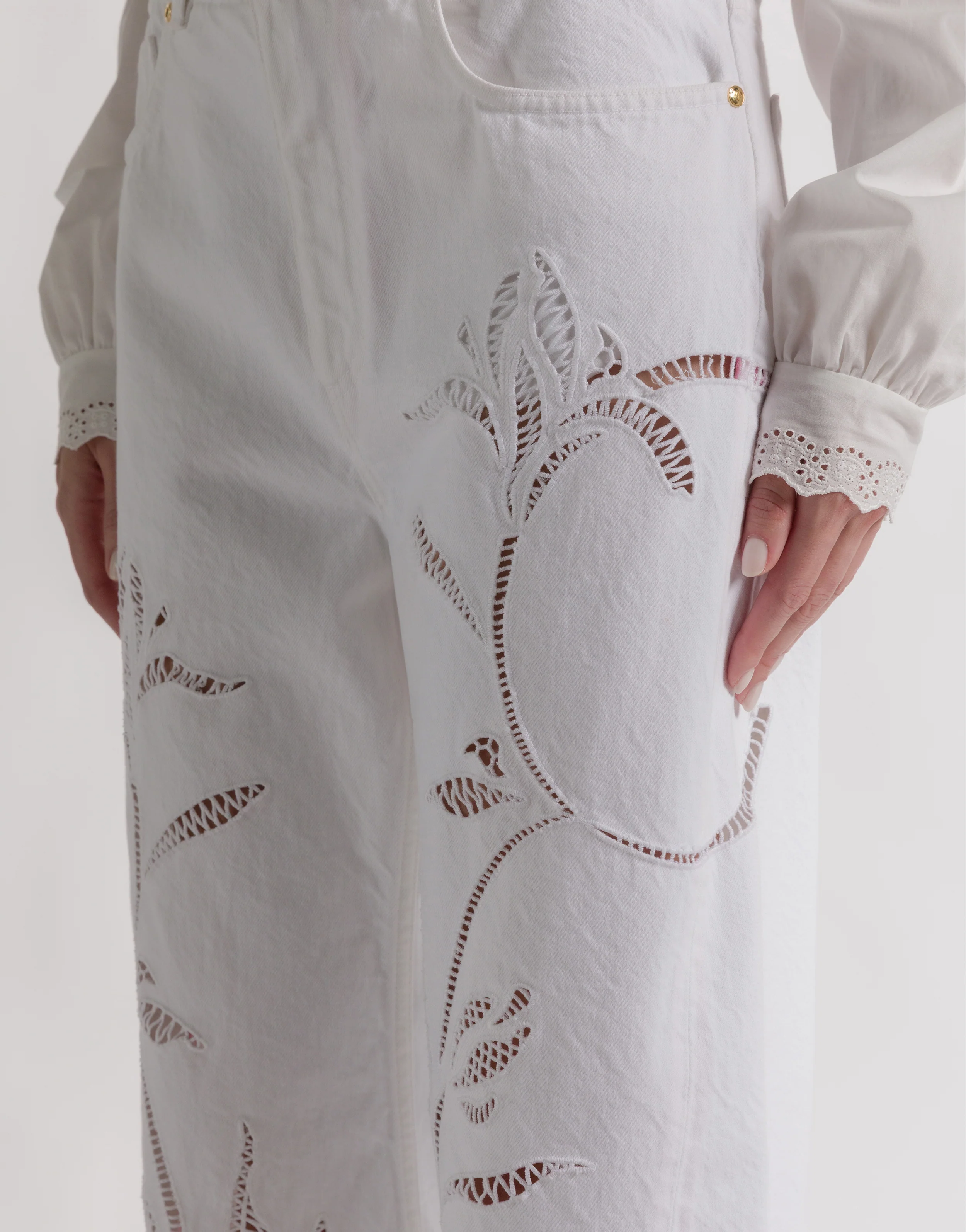 Pantaloni in denim con ricamo floreale - Image 4