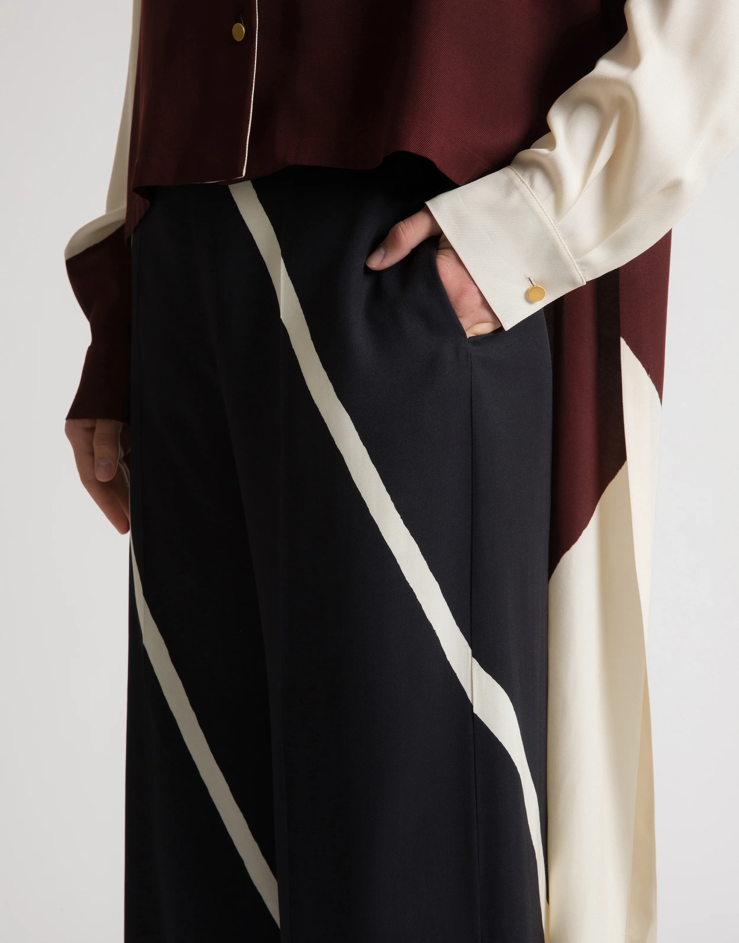 Pantaloni in twill di viscosa con stampa grafica - Image 4