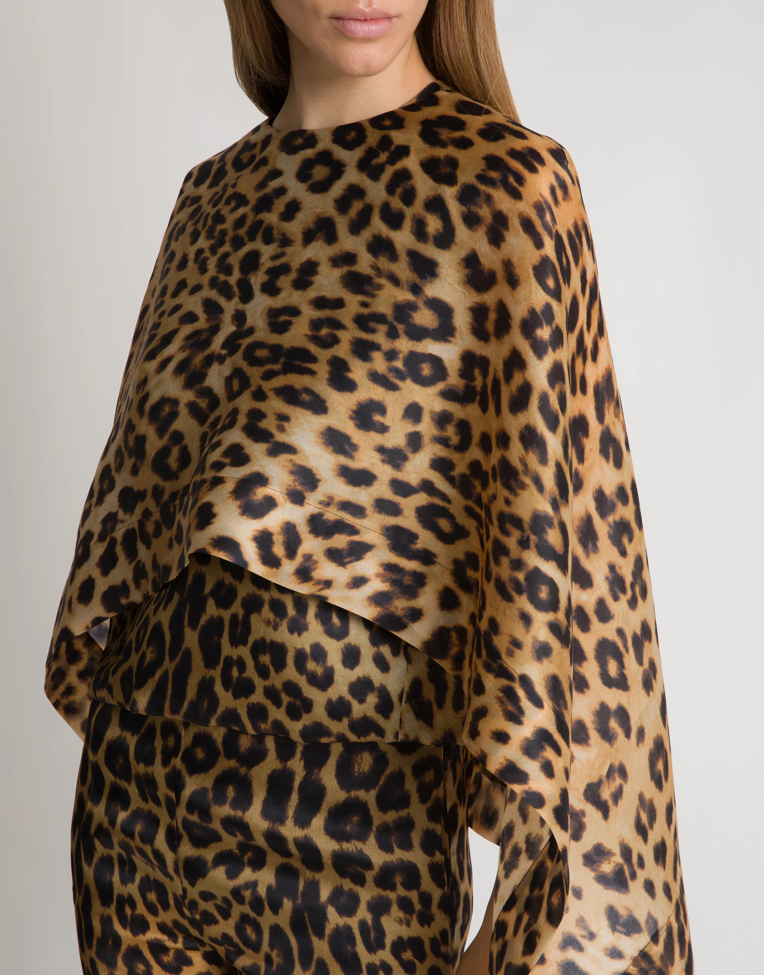 Top cappa in organza di seta stampa leopardata  - Image 4